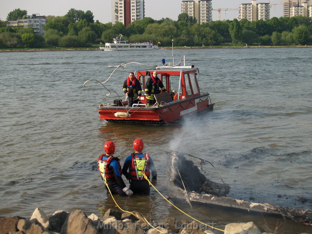 Kleine Yacht abgebrannt Koeln Hoehe Zoobruecke Rheinpark P102.JPG